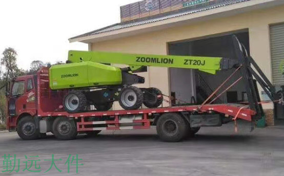 小型挖掘機拖車圖片