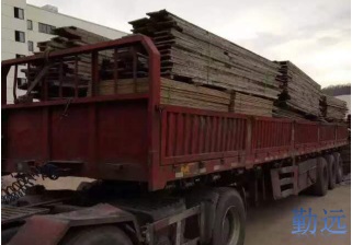 13米回程車在工地裝舊木方