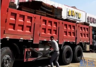 后八輪回程車裝鋼材