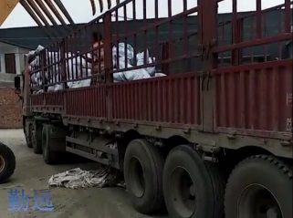 13米高欄回程車正在卸貨