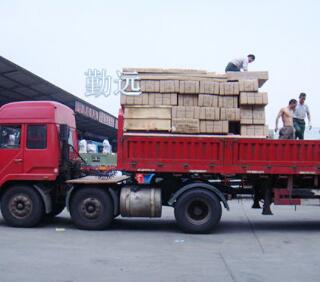 13米貨車整車運輸正在裝木門