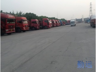 多部半掛回程車停車場等貨裝車