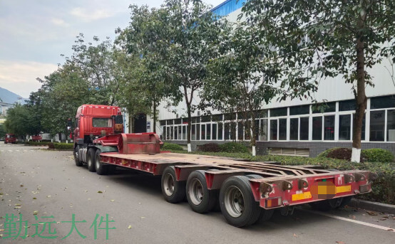 三線六軸挖機運輸車圖片