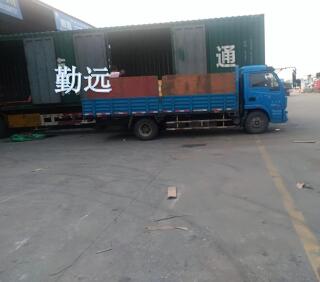 跑800公路的貨車正在卸貨